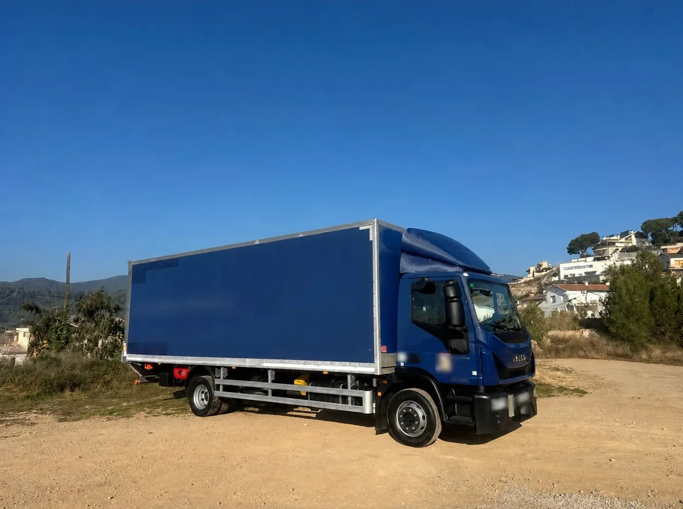 Camión rígido de On Set Transporte realizando una ruta dedicada de mercancías desde Barcelona