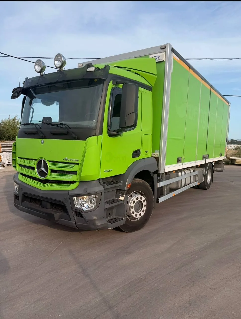 Camión rígido verde de On Set Transporte para rutas de mercancías