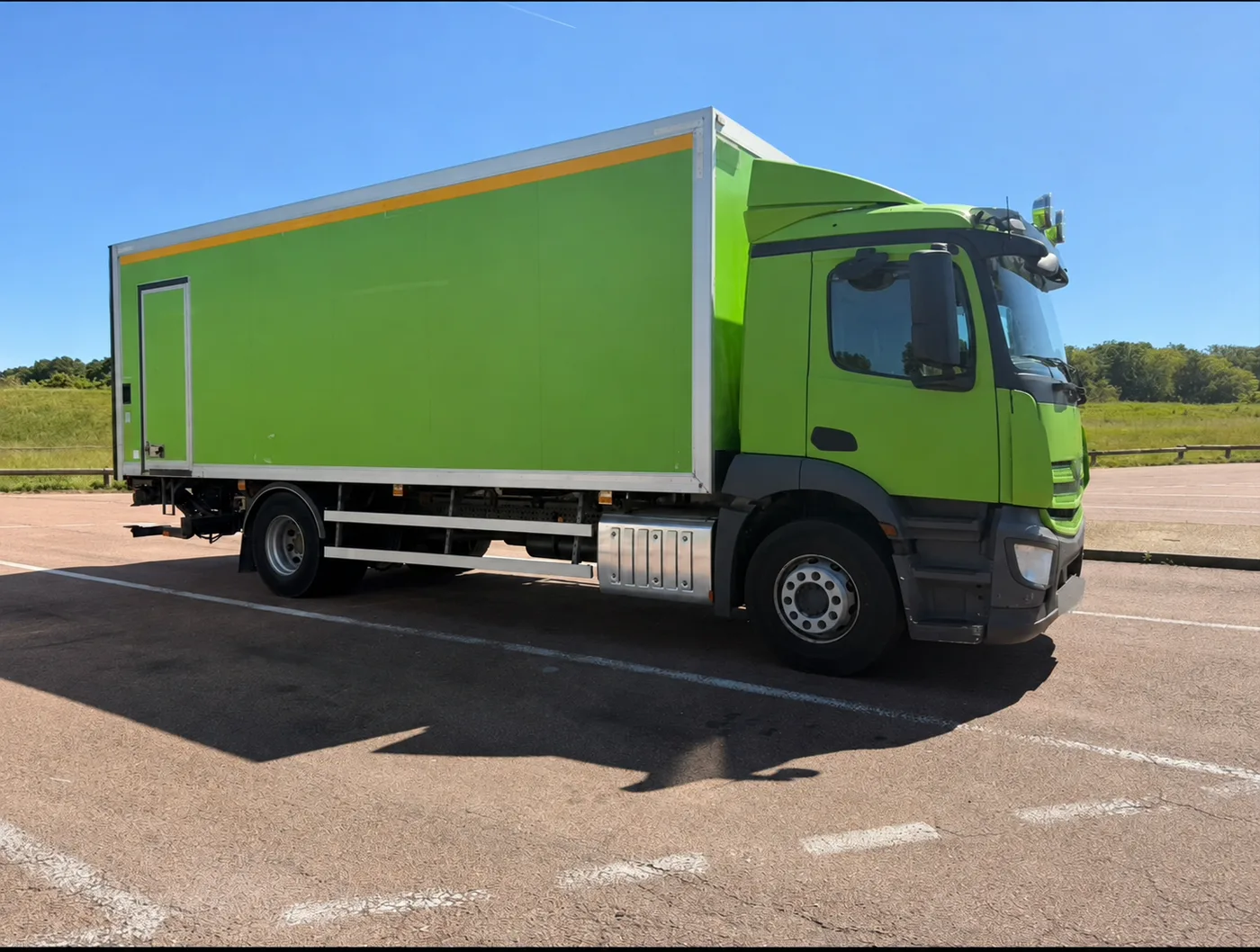 Camión rígido verde de On Set Transporte en ruta de mercancías