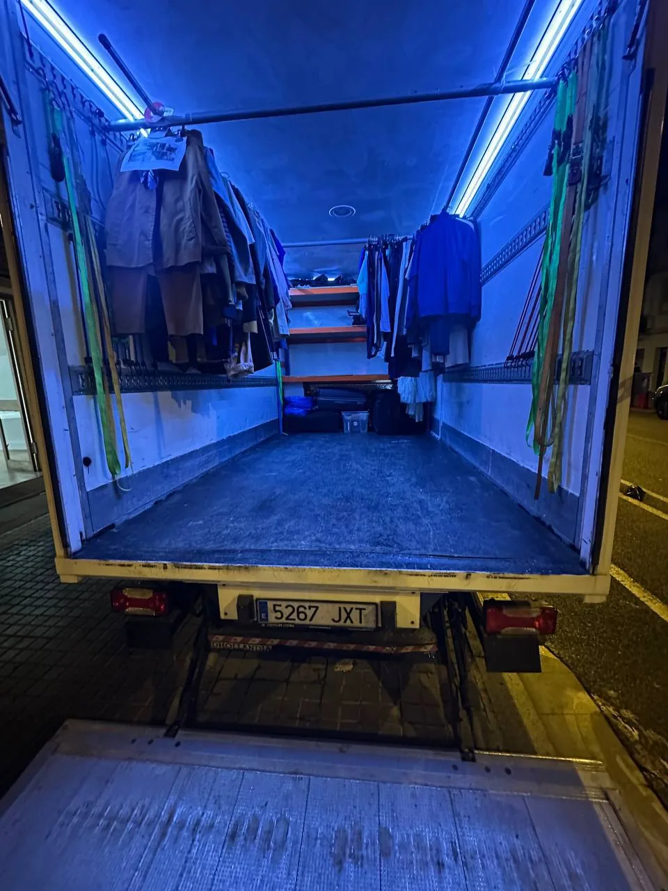 Transporte de vestuario colgado en el interior del camión
